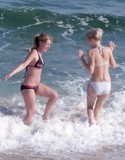 Gwen and girlgriend kissing at the beach